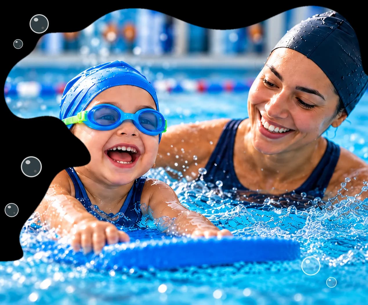 Criança de touca e óculos sorrindo com a prancha na piscina, ao lado da professora